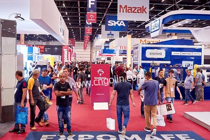 Les ingénieurs en outillage de presse plieuse et les responsables du commerce extérieur de Golin se préparent à participer au salon international des machines-outils et de l'automatisation de São Paulo
